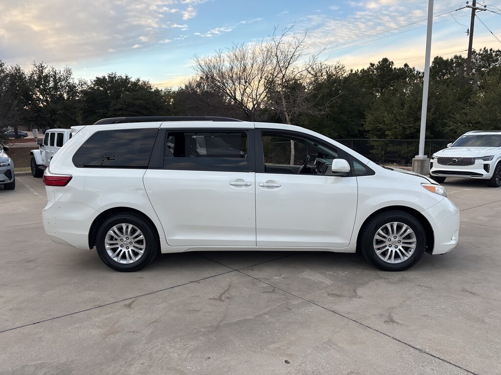 Used 2017 Toyota Sienna XLE Minivan/Van