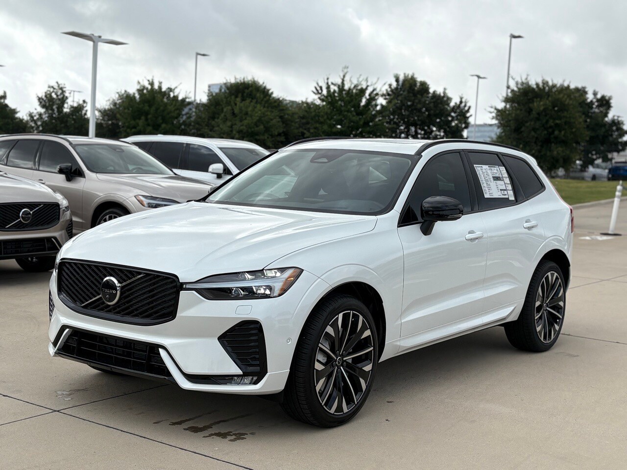 2026 Volvo XC60 B5 photo 2