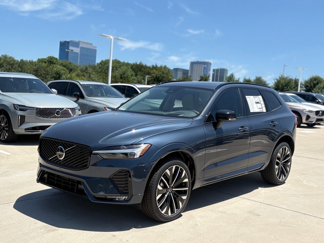2026 Volvo XC60 B5 photo 2