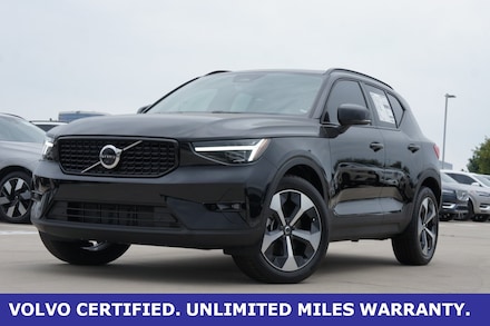 2025 Volvo XC40 B5 Plus Dark Theme SUV