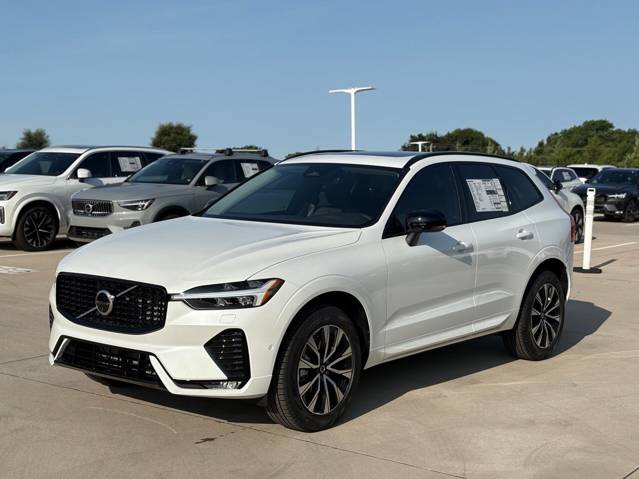 2025 Volvo XC60 B5 Plus photo 2