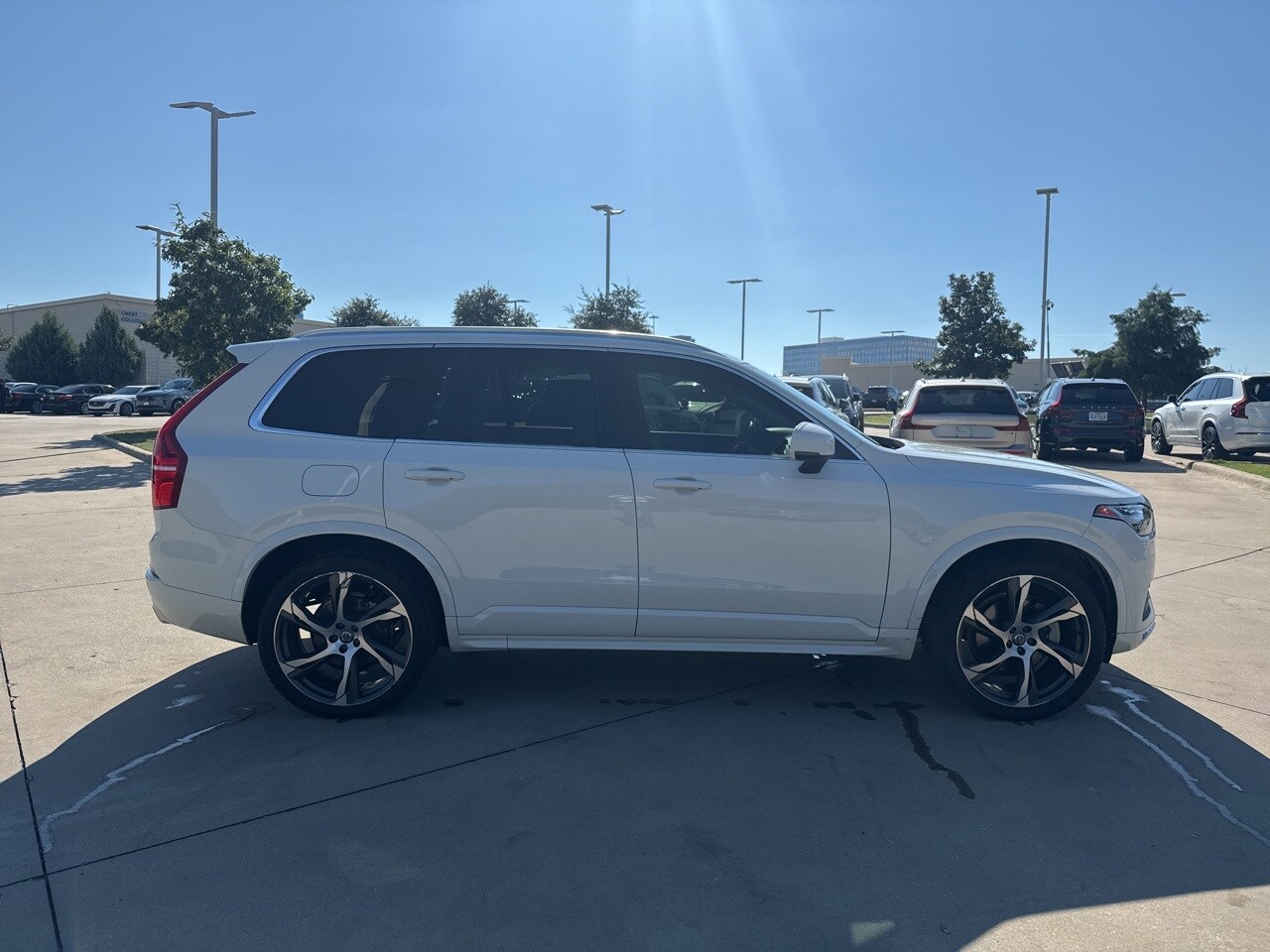 2021 Volvo XC90 T6 Momentum photo 3
