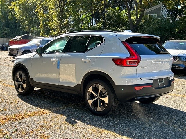 2026 Volvo XC40 Plus photo 4