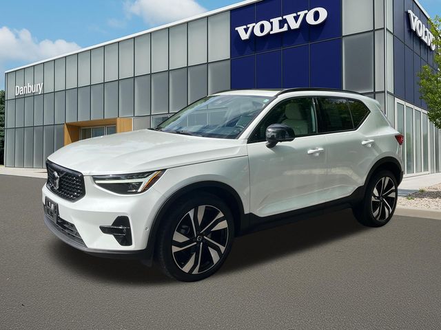 2023 Volvo XC40 B5 Ultimate Dark AWD's photo