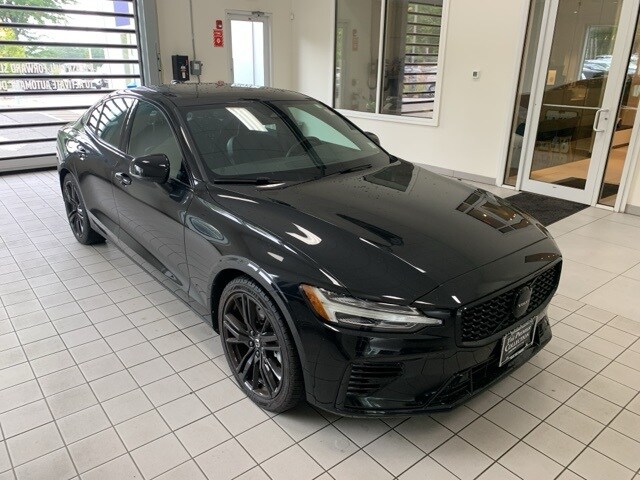 2023 Volvo S60 Recharge T8 Core Black Edition photo 2