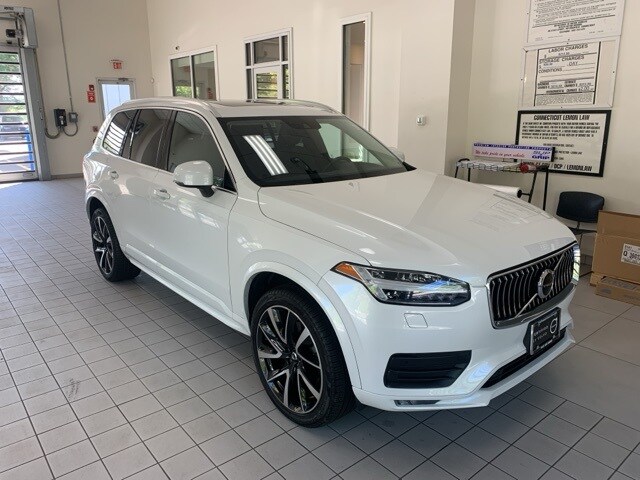 2022 Volvo XC90 T6 AWD Momentum photo 3