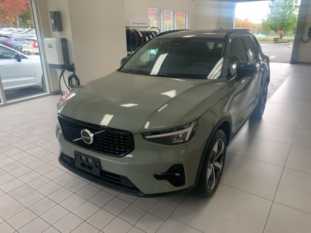 Certified 2024 Volvo XC40 B5 Plus Dark Theme SUV