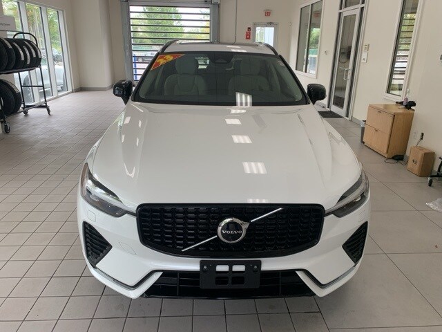 2023 Volvo XC60 B5 Plus photo 2