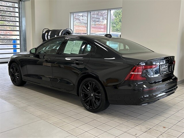 2024 Volvo S60 B5 Plus Black Edition photo 4