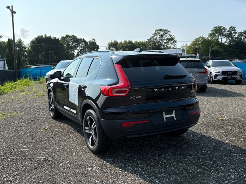 New 2026 Volvo XC40 B5 Core SUV
