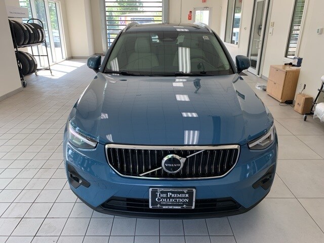2023 Volvo XC40 Plus photo 2