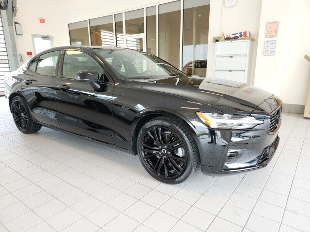 2024 Volvo S60 B5 Plus Black Edition photo 4