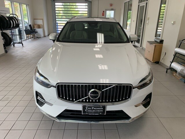 2023 Volvo XC60 B5 Plus photo 2