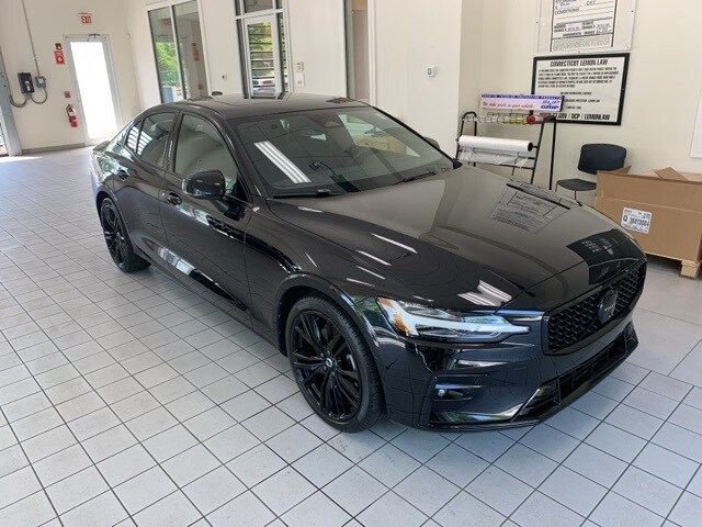 2024 Volvo S60 B5 Plus Black Edition photo 3