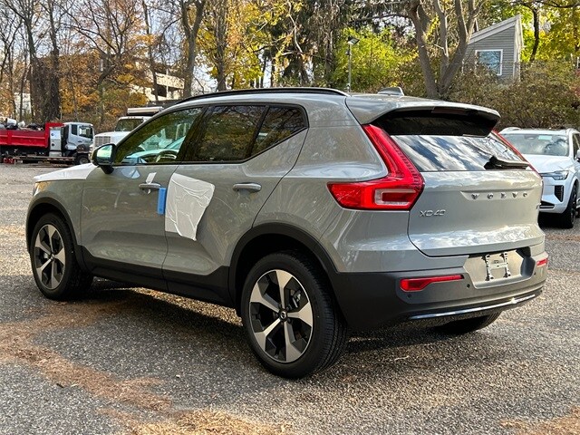 2026 Volvo XC40 Plus photo 4