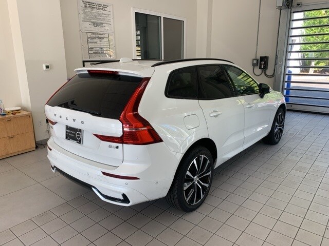 2025 Volvo XC60 B5 Plus photo 4