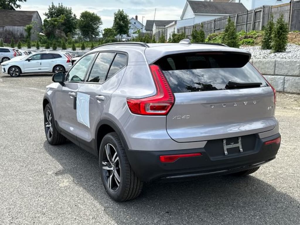 New 2026 Volvo XC40 B5 Core SUV