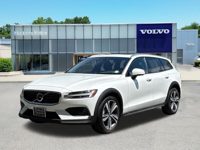 2025 Volvo V60 Cross Country B5 Plus Wagon
