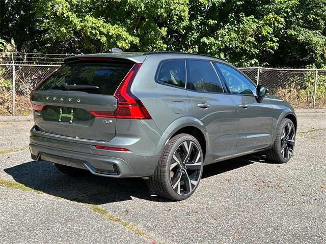 2026 Volvo XC60 Hybrid T8 photo 2