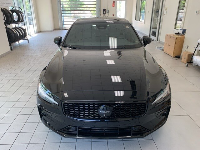 2024 Volvo S60 B5 Plus Black Edition photo 2