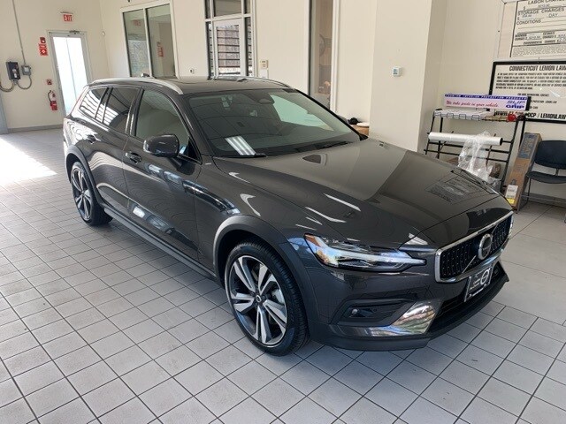 2025 Volvo V60 Cross Country B5 Plus photo 3