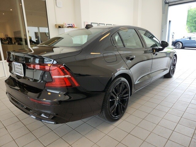2024 Volvo S60 B5 Plus Black Edition photo 3