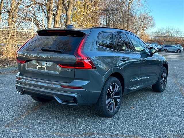 2026 Volvo XC60 B5 Plus photo 2