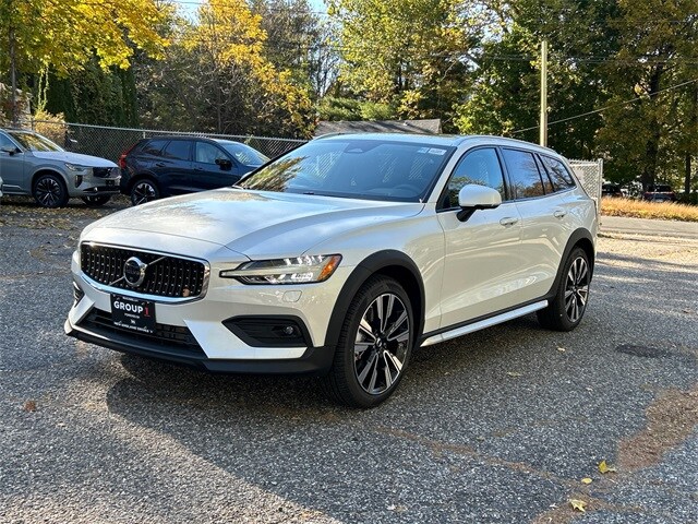 2026 Volvo V60 Cross Country B5 photo 4