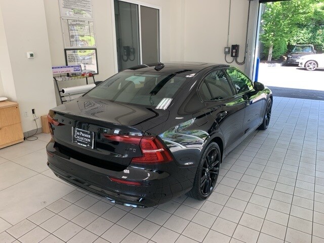 2024 Volvo S60 B5 Plus Black Edition photo 4