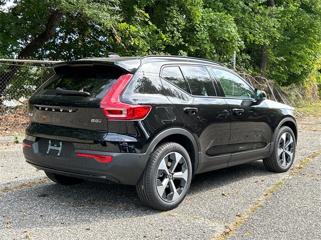 2026 Volvo XC40 Plus photo 2