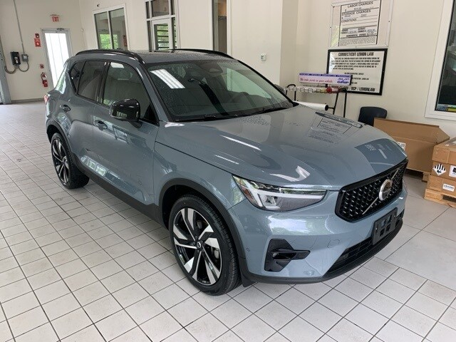 2023 Volvo XC40 Plus photo 3