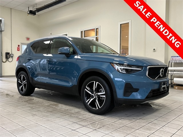2023 Volvo XC40 Core's photo