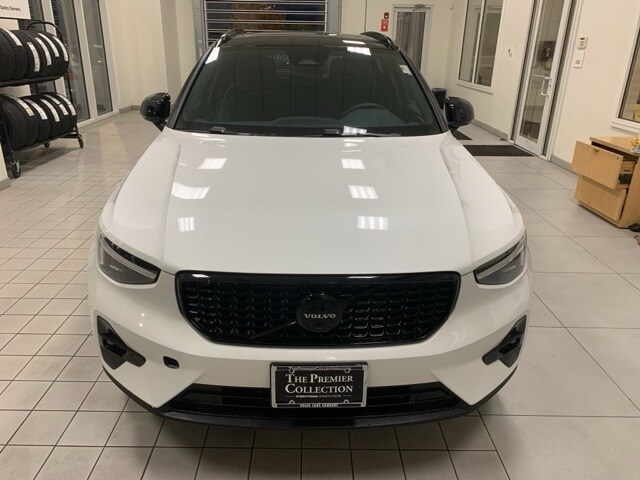 2026 Volvo XC40 photo 2
