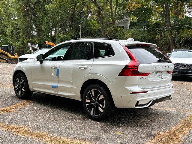 2026 Volvo XC60 B5 Plus photo 2