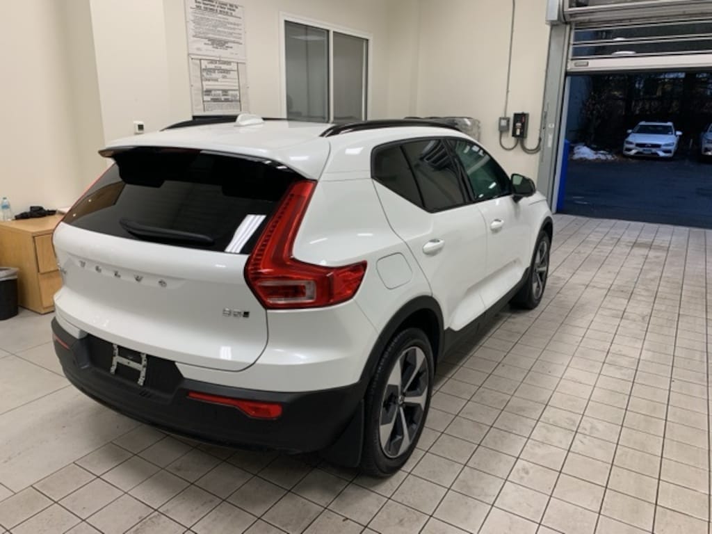Certified 2024 Volvo XC40 B5 Core SUV