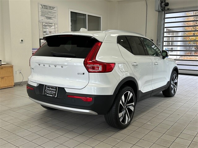 2024 Volvo XC40 Plus photo 2