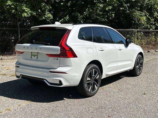2026 Volvo XC60 B5 Plus photo 2