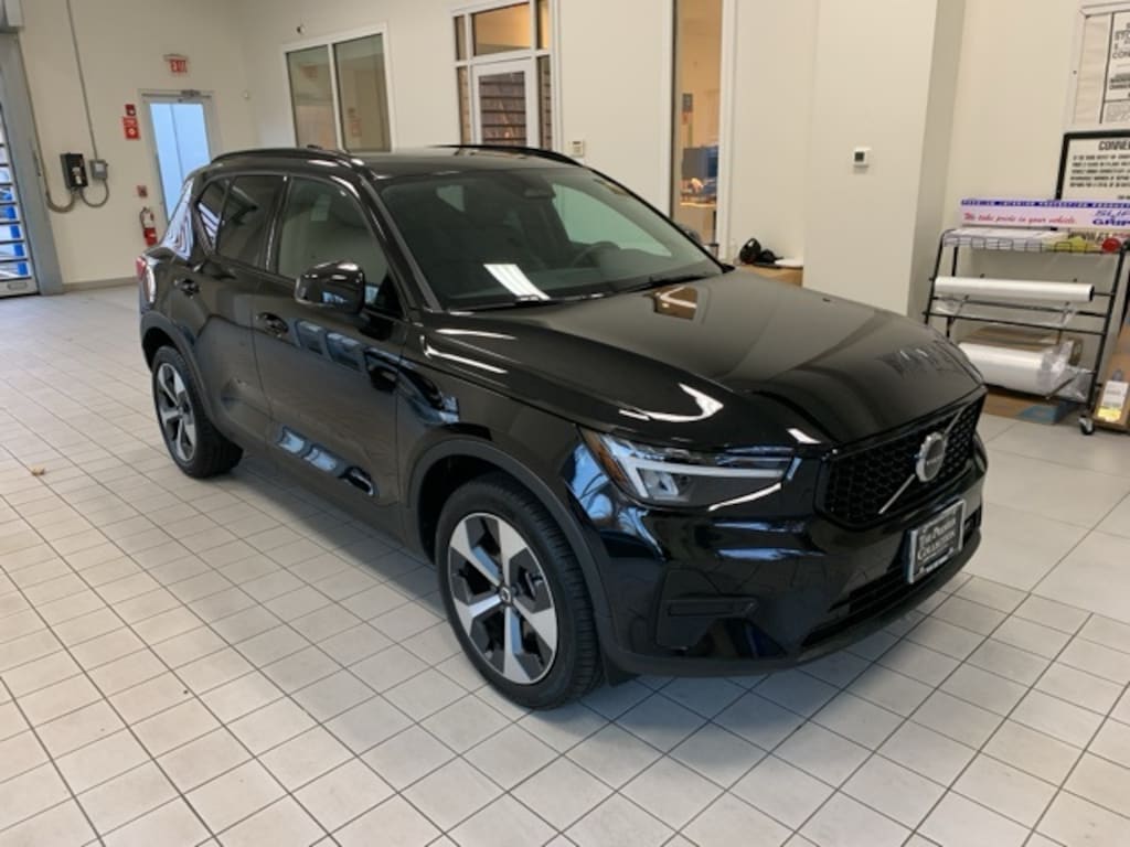 Used 2026 Volvo XC40 B5 Core SUV