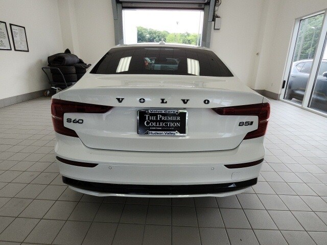 2024 Volvo S60 B5 Plus Black Edition photo 3