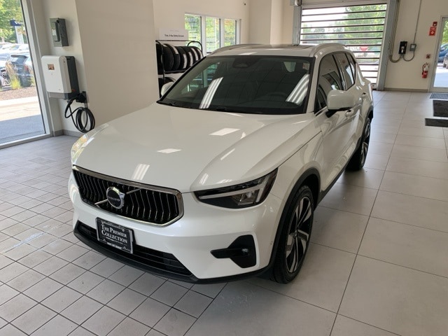 2023 Volvo XC40 B5 Plus Bright Theme