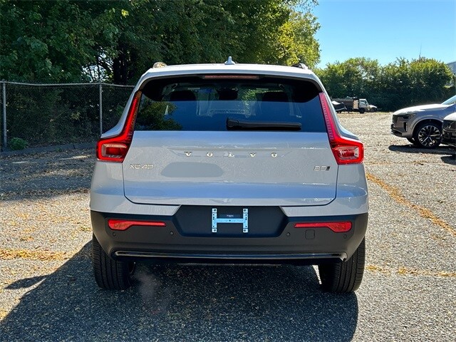 2026 Volvo XC40 Plus photo 3