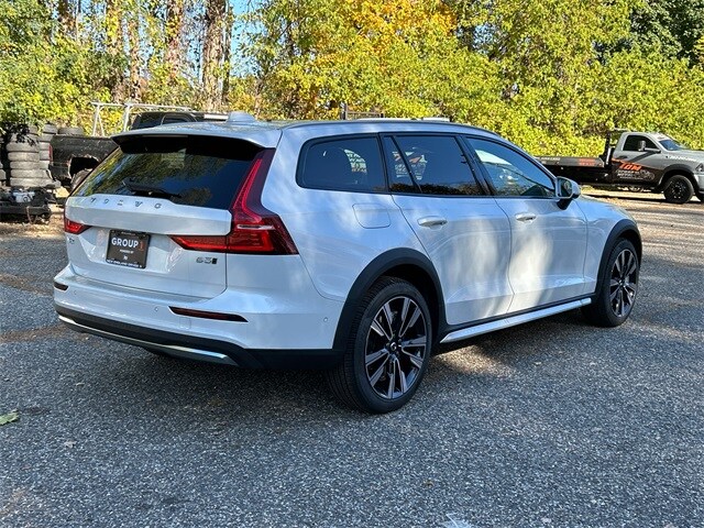 2026 Volvo V60 Cross Country B5 photo 2
