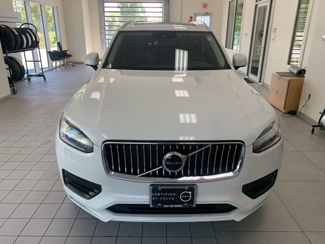 2022 Volvo XC90 T6 AWD Momentum photo 2