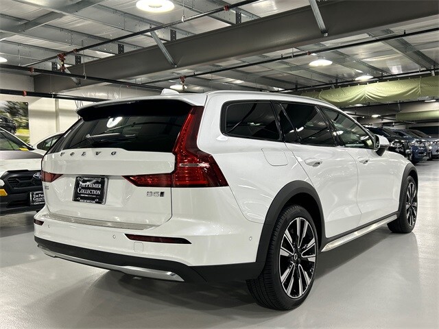 2024 Volvo V60 Cross Country B5 Ultimate photo 2