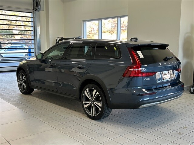 2025 Volvo V60 Cross Country B5 Plus photo 4