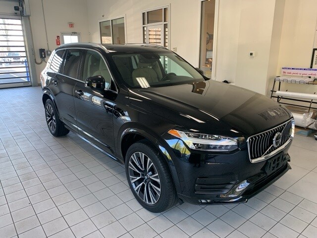 2022 Volvo XC90 T6 Momentum photo 3