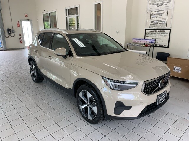 2025 Volvo XC40 Core photo 3