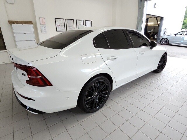 2024 Volvo S60 B5 Plus Black Edition photo 4