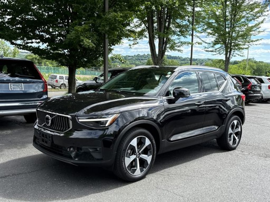 Certified 2025 Volvo XC40 B5 Plus Bright Theme SUV
