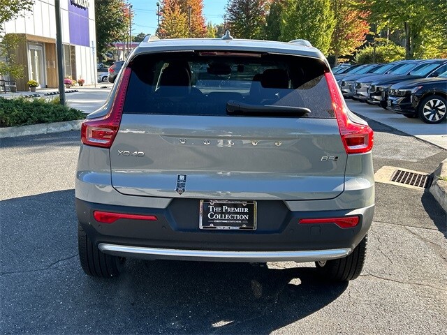 2025 Volvo XC40 photo 2